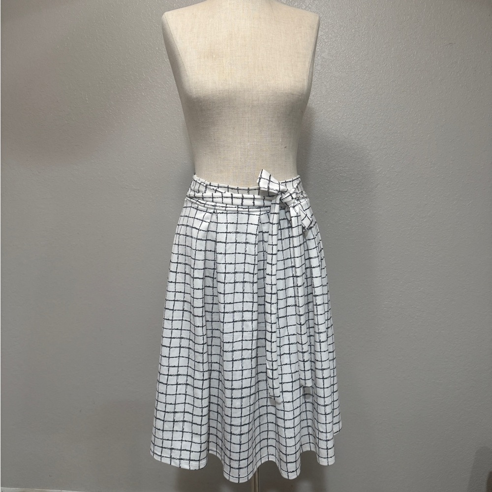 Elegant White Checkered Skirt